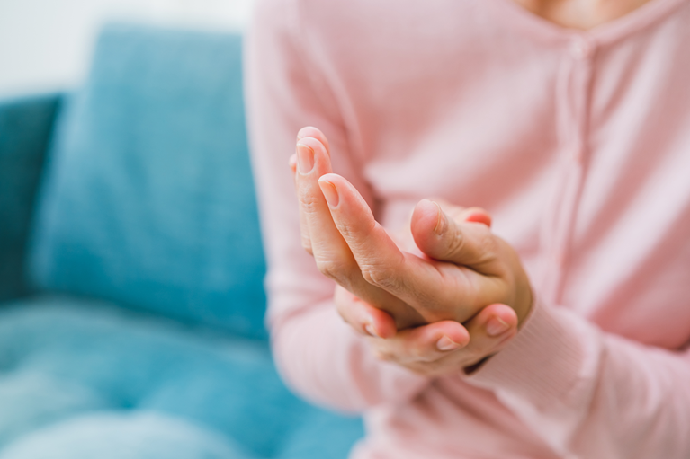 ストレスで一時的に手に力が入らない理由